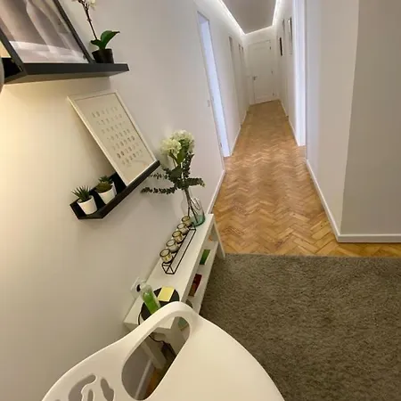 Good Time Airport In Guest house